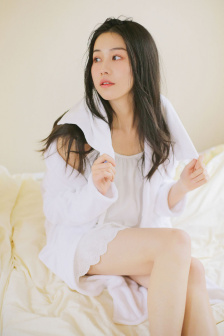 迪丽热巴黑色旗袍